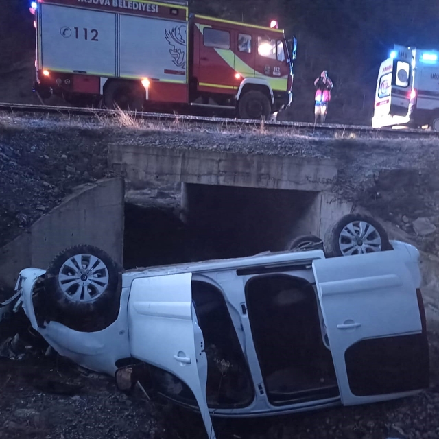 Amasya'da devrilen hafif ticari araçtaki 8 kişi yaralandı