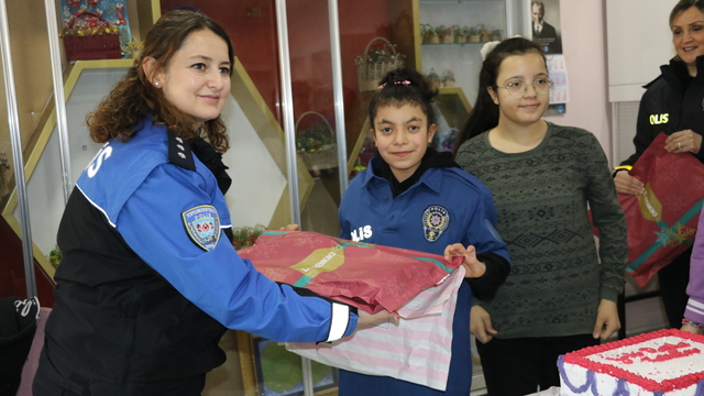 Amasya'da polisten engelli öğrenciye doğum günü sürprizi
