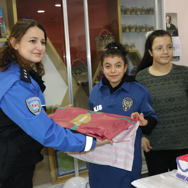 Amasya'da polisten engelli öğrenciye doğum günü sürprizi