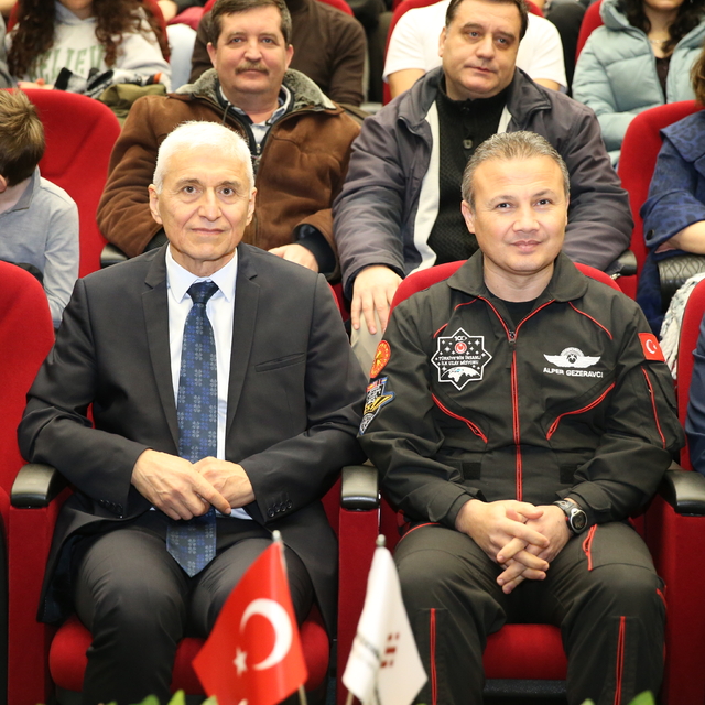 Türkiye'nin ilk astronotu Alper Gezeravcı Eskişehir'de öğrencilerle buluştu...