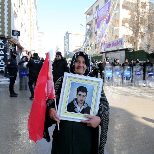 Vanlı aileler DEM Parti binası önündeki "evlat nöbeti"ni sürdürdü