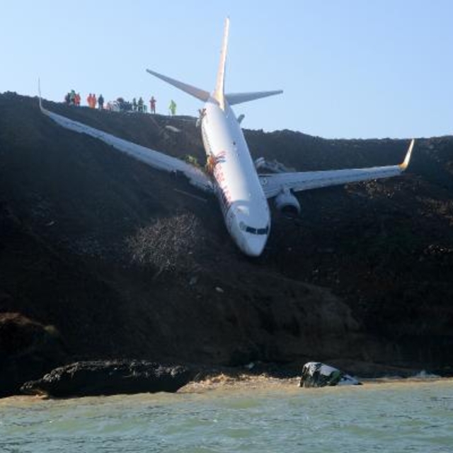 Pistten çıkıp, deniz kenarında duran uçağın davası düştü