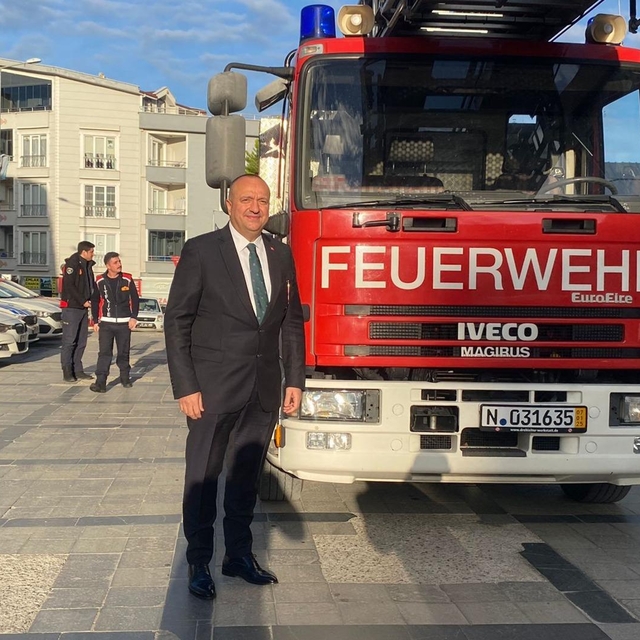 Almanya'da yaşayan Türk vatandaşı Çınarcık Belediyesine araç hibe etti