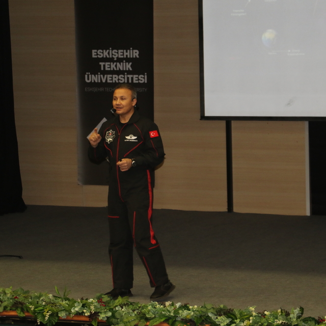 Alper Gezeravcı, Eskişehir'de üniversitelilerle bir araya geldi