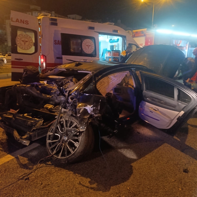 Balıkesir'de refüje çarparak devrilen otomobildeki 2 kişi yaralandı