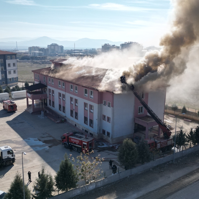 Hatay'da okulun çatısında çıkan yangın söndürüldü
