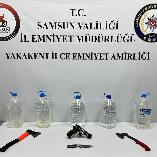 Samsun'da bir araçta 25 litre sahte içki ele geçirildi