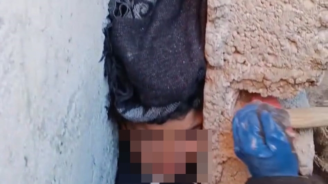 Saklambaç oynarken girdiği iki duvar arasında sıkıştı