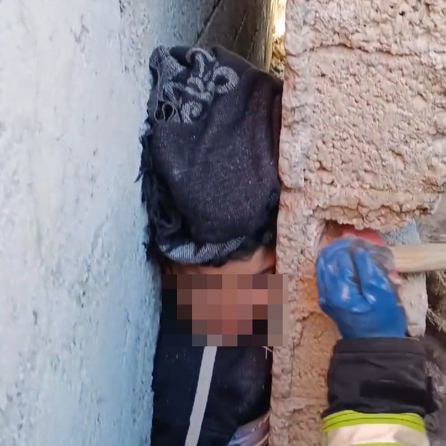 Saklambaç oynarken girdiği iki duvar arasında sıkıştı