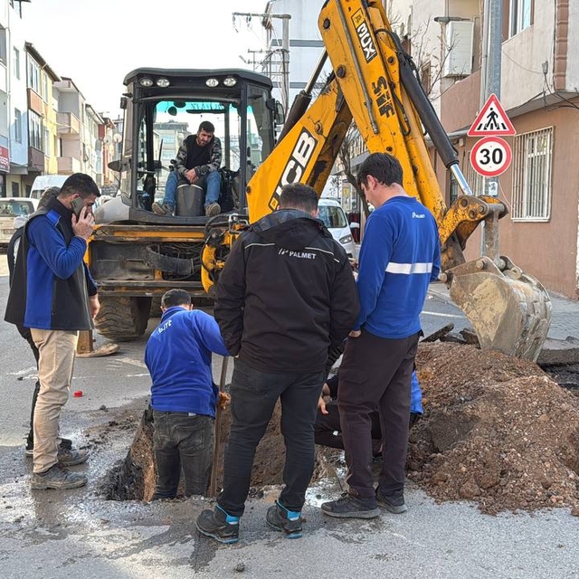 Kocaeli'de çalışma sırasında doğal gaz hattının delinmesi nedeniyle kesinti...