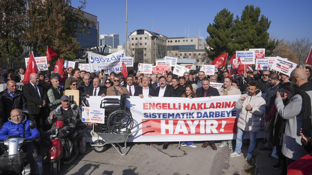 Engellilerden Hazine ve Maliye Bakanlığı önünde açıklama