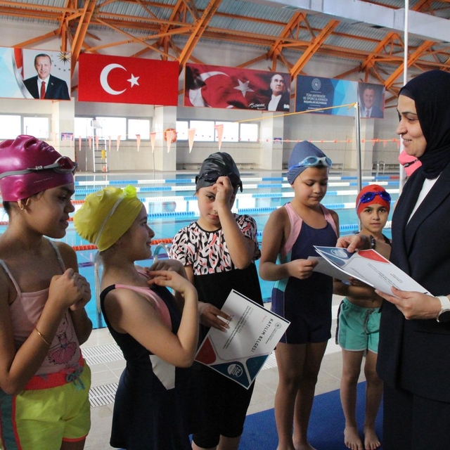 Düzce'de "Yüzme Bilmeyen Kalmasın" projesi devam ediyor