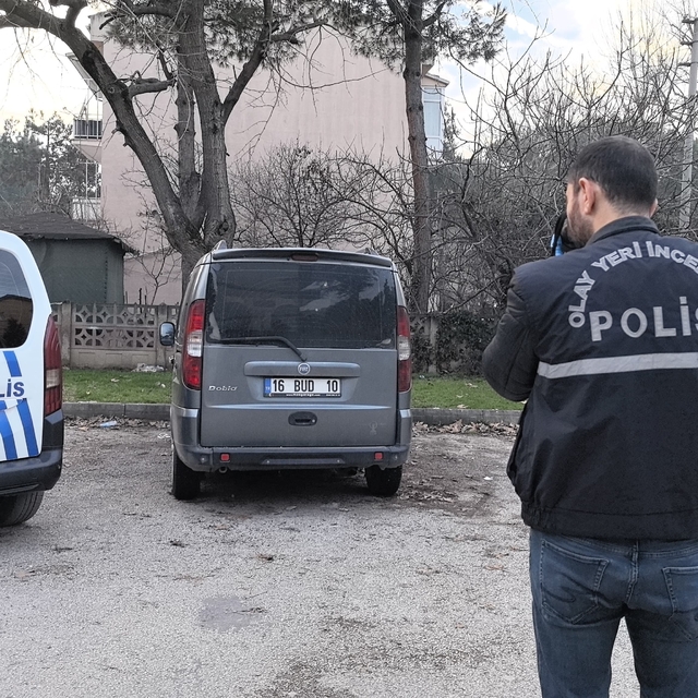 Park halindeki hafif ticari araca 2 mermi isabet etti