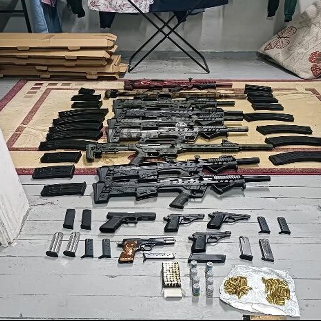 İzmir'de silah kaçakçılığı operasyonunda küçük çapta cephanelik ele geçiril...