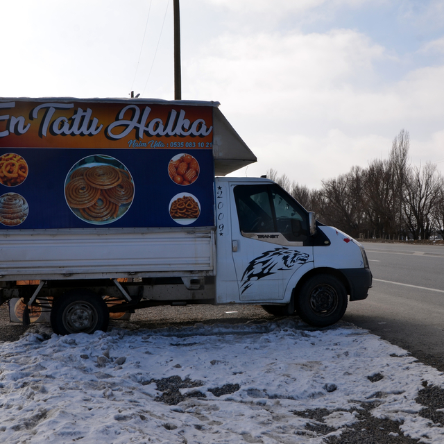 Kamyonetin kasasında tatlı satarak ailesini geçindiriyor