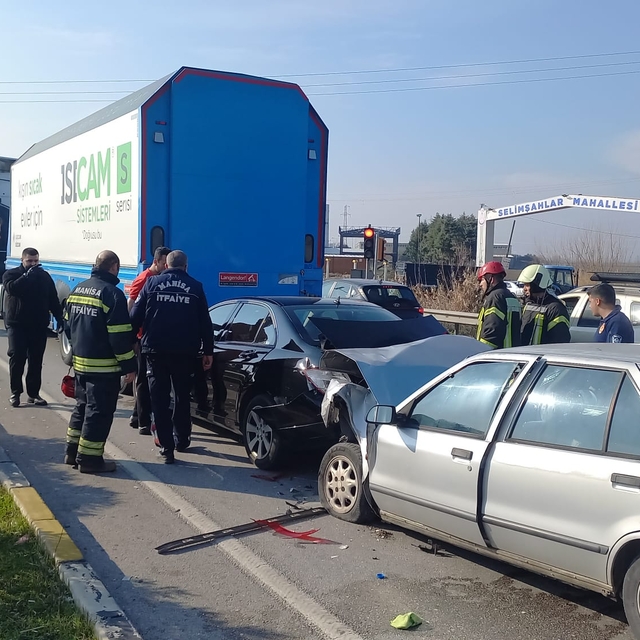 Manisa'da 3 aracın çarpıştığı kazada 4 kişi yaralandı