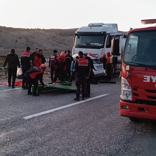 Adıyaman'da akaryakıt tankeri ile otomobil çarpıştı: 3 ölü, 4 yaralı