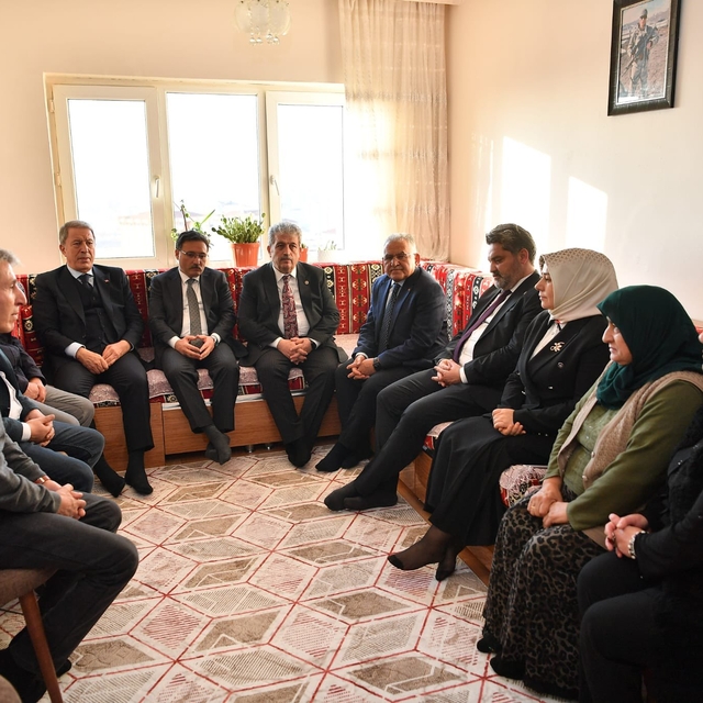 Hulusi Akar'dan şehit ailelerine ziyaret