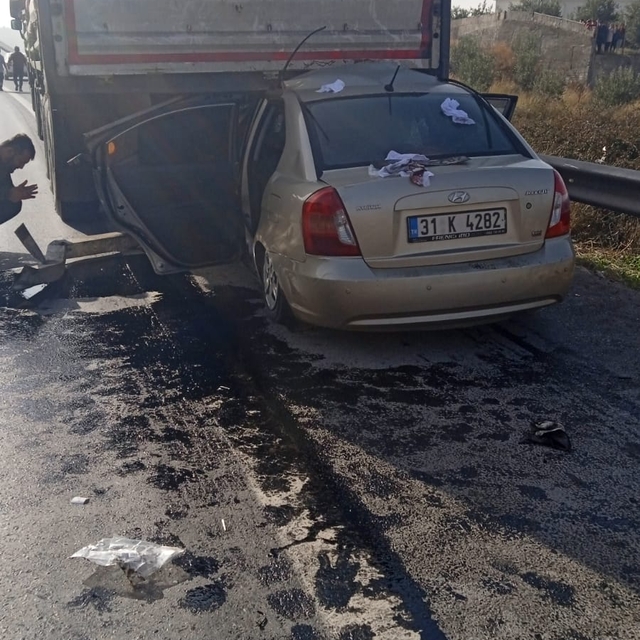 Hatay'da tıra arkadan çarpan otomobildeki 2 kişi yaralandı