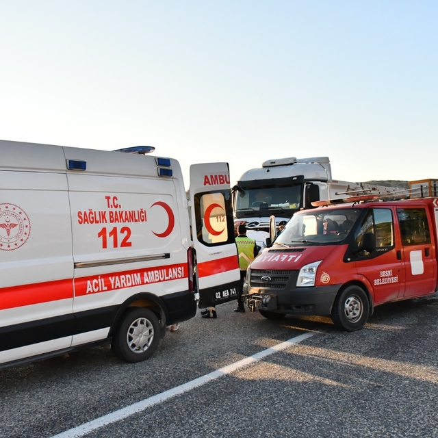 Adıyaman'da akaryakıt tankeri ile otomobil çarpıştı: 4 ölü, 3 yaralı (2)