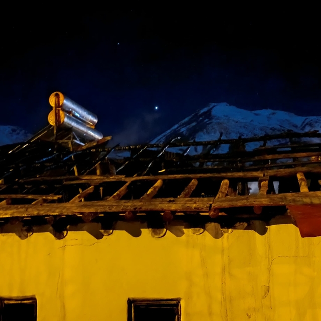 Şemdinli'de bir evin çatısında çıkan yangın söndürüldü