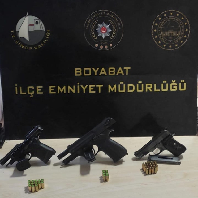 Sinop'ta ruhsatsız tüfek ve tabanca bulunduranlara yönelik operasyonda 4 ki...