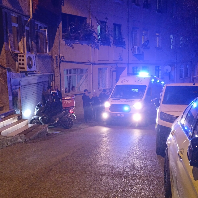 İzmit'te çatı katındaki yangında 2 kişi dumandan etkilendi