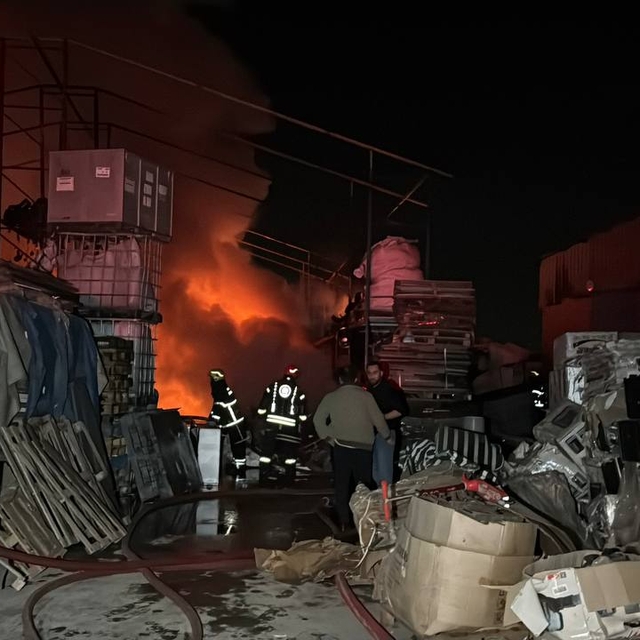 Kocaeli'de yangın çıkan elektrikli ev aletleri deposu kullanılamaz hale gel...