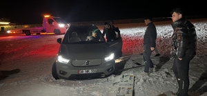 Drift için cipiyle çıktığı Erciyes'te piste saplandı