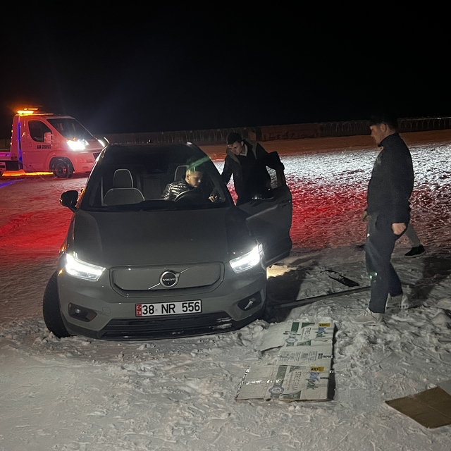 Drift için cipiyle çıktığı Erciyes'te piste saplandı