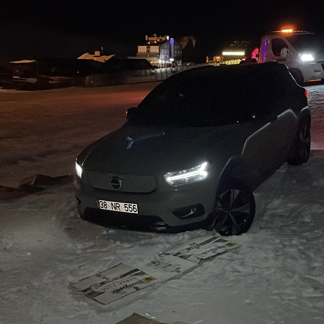 Kayseri'de, sürücüsünün drift için Erciyes'e çıktığı cip kayak pistinde kar...