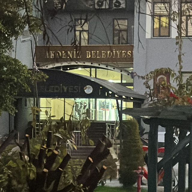 Mersin'de Akdeniz Belediye Başkanı Sarıyıldız ile 5 belediye meclis üyesi g...