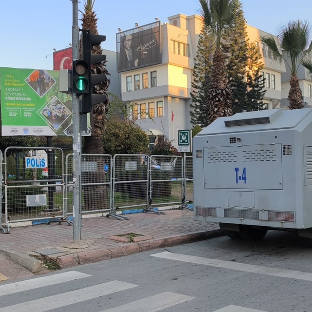 Mersin'de Akdeniz Belediye Başkanı DEM Parti'li Sarıyıldız gözaltına alındı