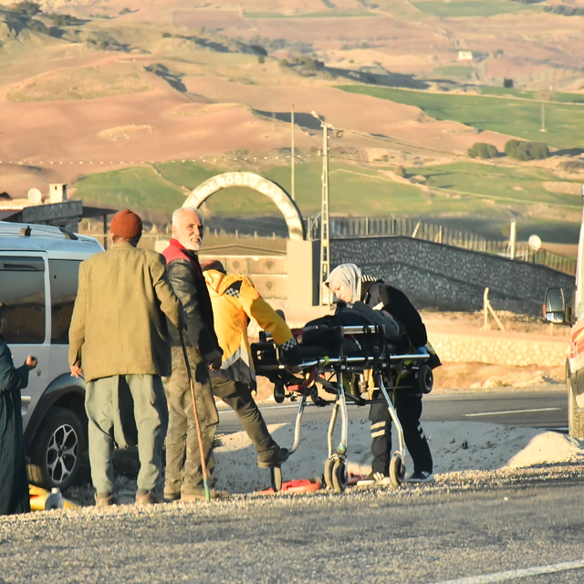 Adıyaman'da bariyerlere çarpan hafif ticari araçtaki 2 kişi yaralandı
