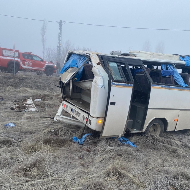 Malatya'da işçi servisinin devrilmesi sonucu 17 kişi yaralandı