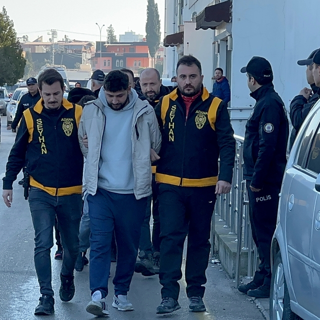 Adana'da ruhsatlı 10 tabancayı yasa dışı yollarla satmaya çalıştıkları iddi...