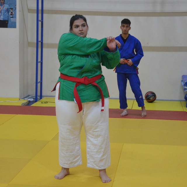 Kuraşta dünya üçüncüsü olan Ebru Atabay, başarılarıyla örnek oluyor