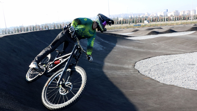 Bisiklet almak için kaynakçı oldu, downhill yarışlarında pistlerin tozunu atıyor