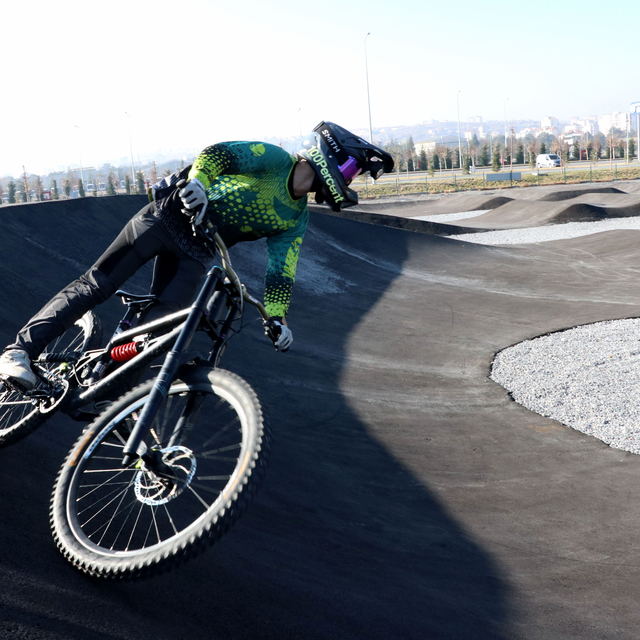 Bisiklet almak için kaynakçı oldu, downhill yarışlarında pistlerin tozunu a...