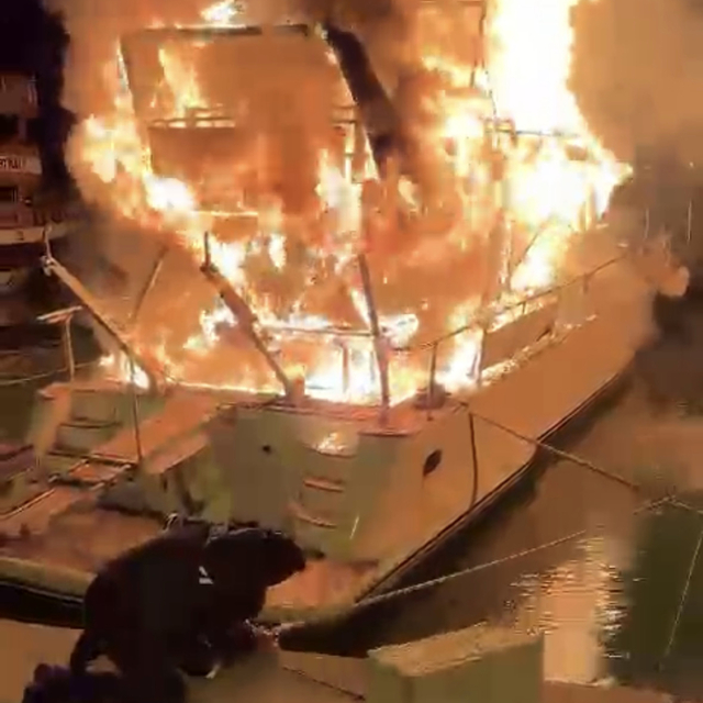 Bekçiler, yanan teknenin halatlarını kesip alevlerin diğer teknelere sıçram...