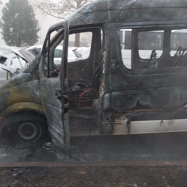 Konya'da seyir halindeyken alev alan minibüste hasar oluştu