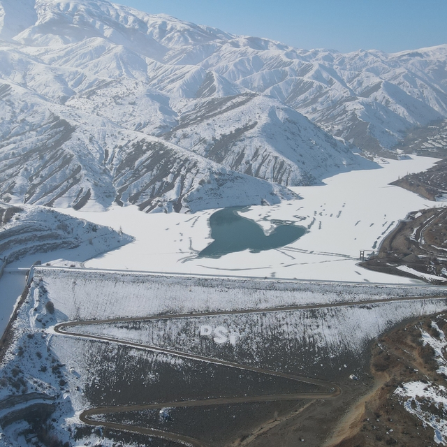 Erzincan'daki Göyne Barajı'nın büyük bölümü kar ve buzla kaplandı
