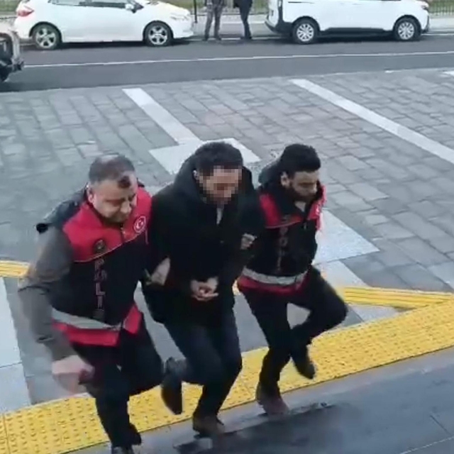 Belediye çalışanına Cumhurbaşkanına hakaretten gözaltı