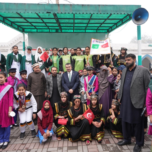 Milli Eğitim Bakanı Tekin, Pakistan'da kız lisesini ziyaret etti