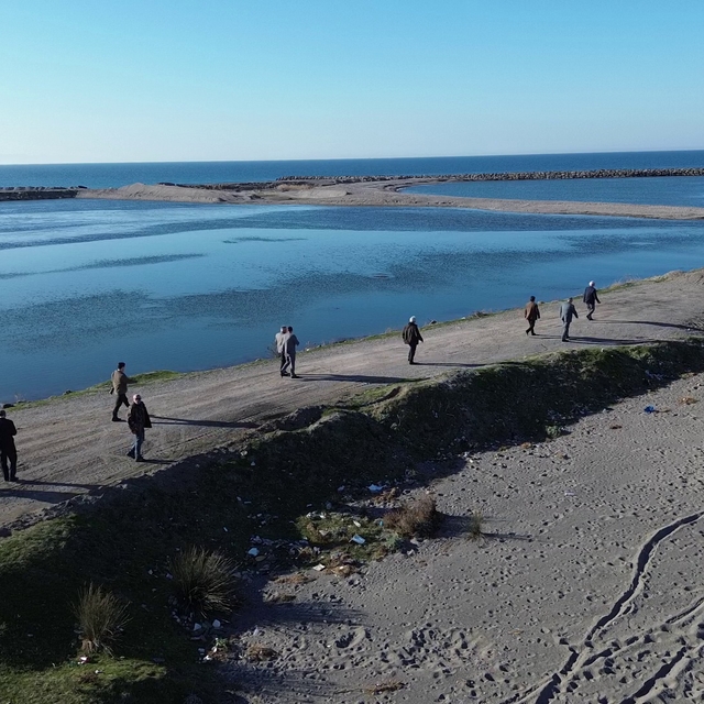 Bafra Ovası'nda su baskınlarını önlemek amacıyla denizde 22 mendirek yapıla...