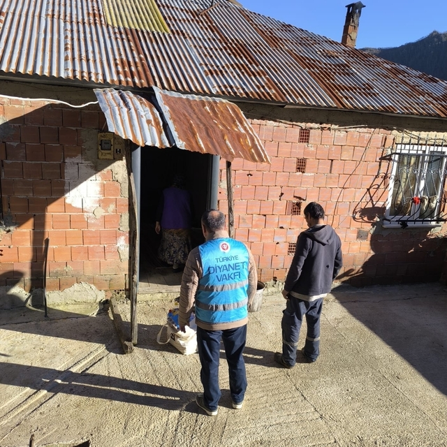 Espiye'de TDV'den ihtiyaç sahiplerine gıda yardımı