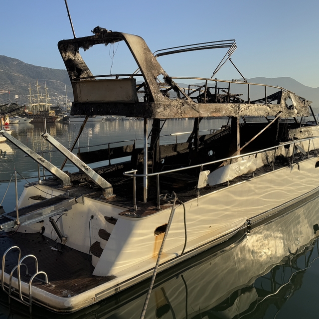 Alanya'da yangın çıkan lüks gezi teknesi kullanılamaz hale geldi