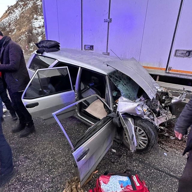 Sivas'ta kamyonet ile çarpışan otomobildeki 2 kişi yaralandı