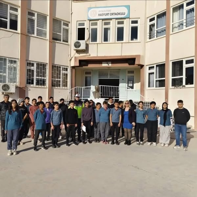 Finike'de jandarma ekipleri öğrencilere trafik eğitimi verdi