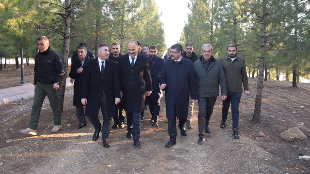 Batman'da atık ahşap malzemeden yapılan kuş yuvaları ağaçlara asıldı